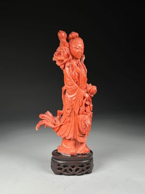 figurine chinoise en corail sculpté représentant une femme tenant un oiseau