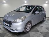 la voiture argentée est garée dans le garage sur le sol en damier