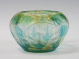 un vase en verre posé sur une surface blanche