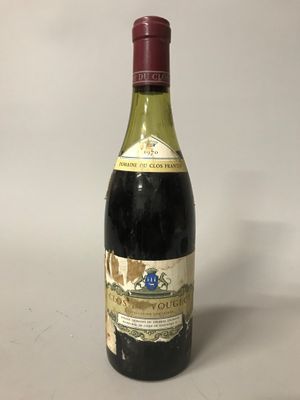 une bouteille de vin posée sur une table