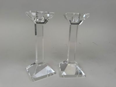paire de chandeliers en cristal sur fond blanc