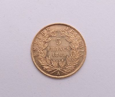 une image d'une pièce d'or sur une surface blanche
