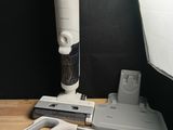 une photo d'une table sur laquelle se trouvent un appareil photo, une lampe et d'autres objets