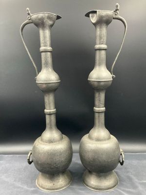 paire de vases anciens en métal martelé, munis d'anses et de poignées