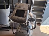 une machine posée sur le sol de la pièce