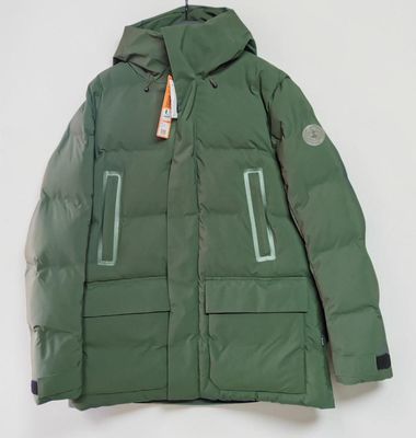 une photo d'une veste verte suspendue à un cintre