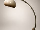 une lampe posée sur un socle en bois