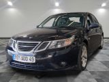 la photo d'une voiture noire garée dans un garage