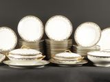beaucoup d'assiettes et de bols sur la table