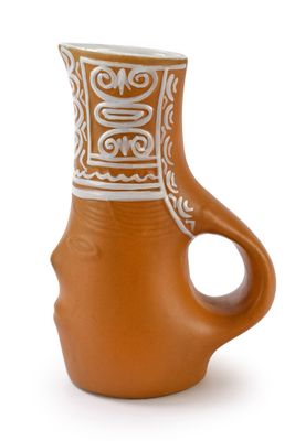 un vase marron et blanc muni d'une anse, sur fond blanc