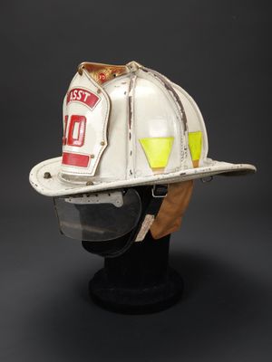 casque de pompier exposé sur fond noir