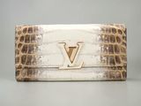 Pochette Louis Vuitton en cuir gaufré imitation crocodile