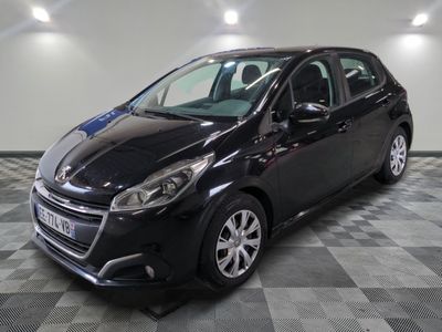 la voiture noire est garée dans le garage sur un sol en damier