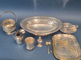 de nombreux objets en argent posés sur une table
