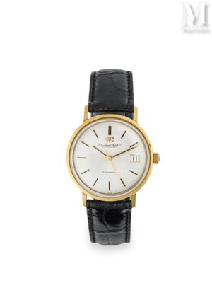 une montre-bracelet plaquée or, avec un cadran blanc et un bracelet en cuir noir