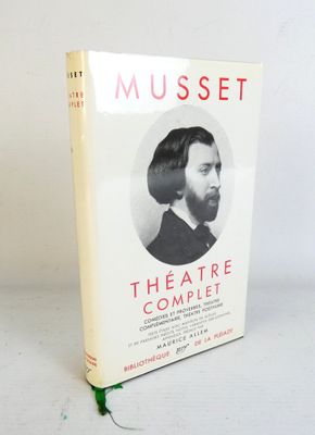 un vieux livre avec la photo d'un homme en costume