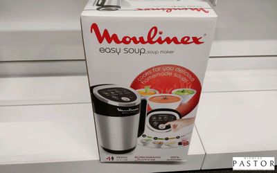 une boîte de soupe posée sur une étagère dans un magasin