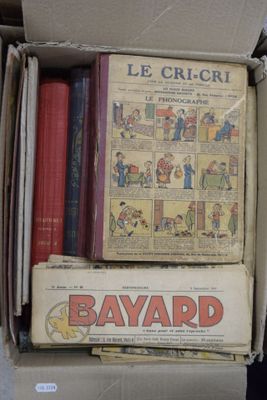 de nombreux livres dans une boîte posée par terre