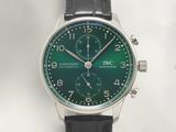 un gros plan d'une montre-bracelet au cadran vert