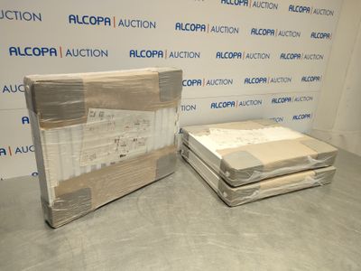 deux cartons de matelas empilés l'un sur l'autre dans une pièce