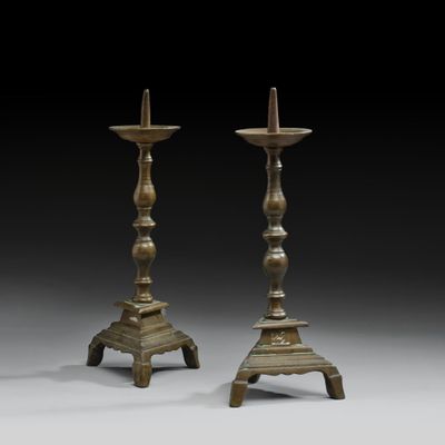 une paire de bougeoirs en bronze sur pied