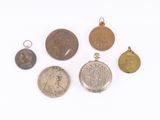 un lot de cinq pièces et un pendentif en forme de pièce