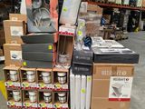 de nombreuses caisses contenant des articles, disposées sur une palette dans un entrepôt