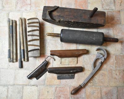 un grand nombre d'outils posés à même le sol