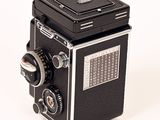 a black and white photo of an old fashioned camera