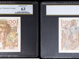 Trois types de monnaies différents sont exposés dans une vitrine