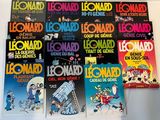 plusieurs livres sont empilés sur une table