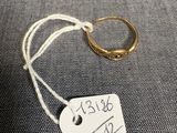 gros plan d'une bague à laquelle est attachée une étiquette de prix