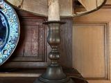 une table sur laquelle se trouvent une lampe et une assiette