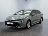 une Toyota Corollion grise garée dans une grande pièce