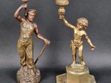 paire de figurines anciennes en bronze représentant un garçon et une fille tenant des coupes