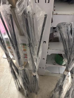 beaucoup de parapluies emballés dans du plastique