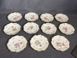 six assiettes ornées de motifs floraux, posées sur une table
