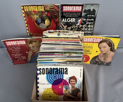 beaucoup de livres dans une boîte sur une table