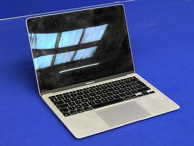 un ordinateur portable posé sur une table bleue