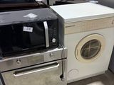 un four à micro-ondes et une machine à laver dans un magasin