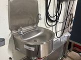 un lavabo en acier inoxydable et une fontaine à eau dans des toilettes publiques