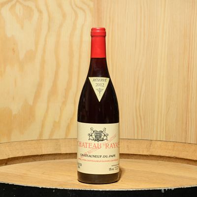 une bouteille de vin posée sur un tonneau