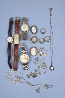 de nombreux types de montres et de bracelets disposés sur une table