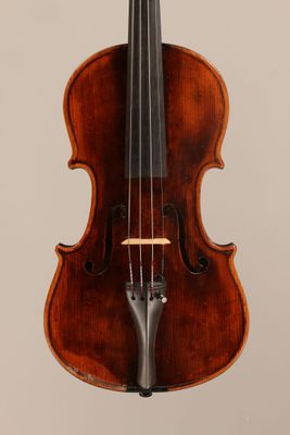 un vieux violon dont l'archet est suspendu au manche