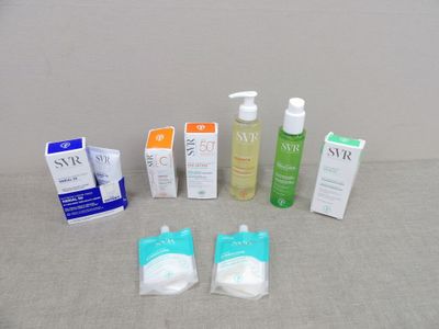 de nombreux types de produits de soins de la peau sur la table
