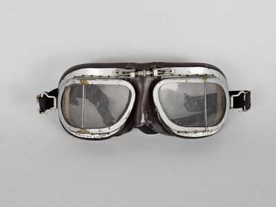 une paire de lunettes de protection posée sur une table