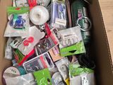 une boîte en carton remplie de divers objets qui s'y trouvent