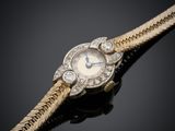 une montre de femme ancienne sertie de diamants, montée sur un bracelet en or