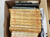 une boîte pleine de livres posée sur le sol
