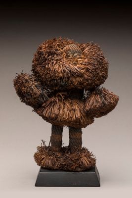 sculpture représentant un ours en peluche marron posé sur un socle noir